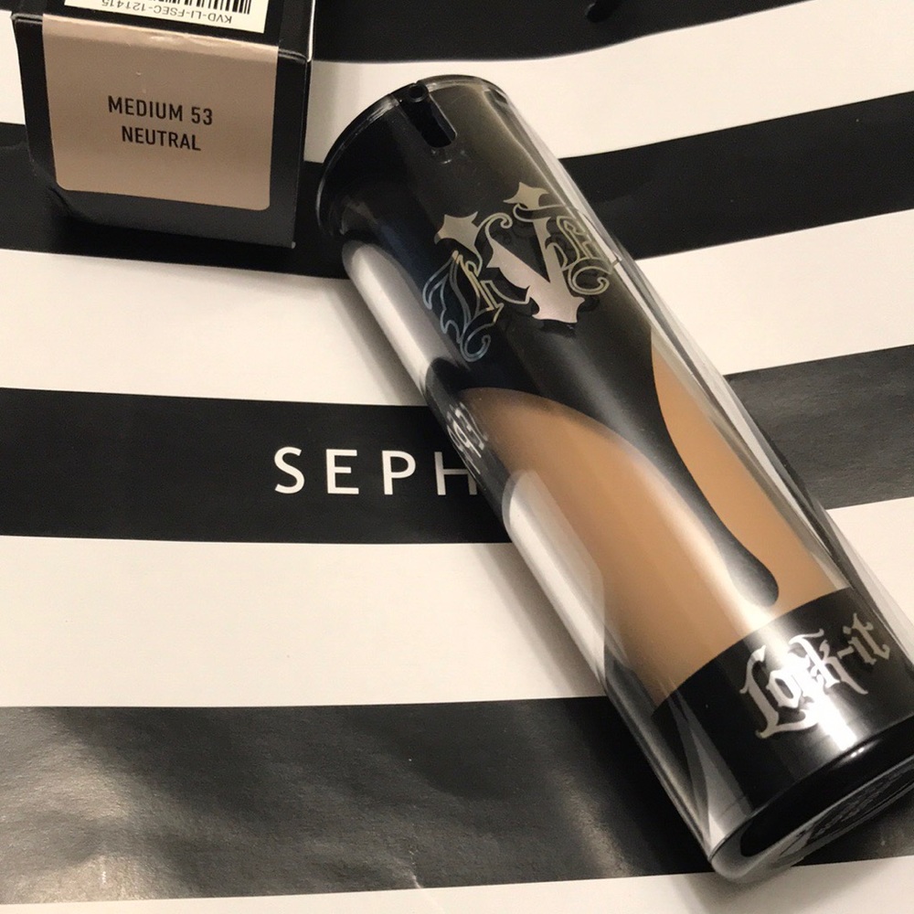 ❗️SOLD❗️Kat Von D lock it long wearing matte